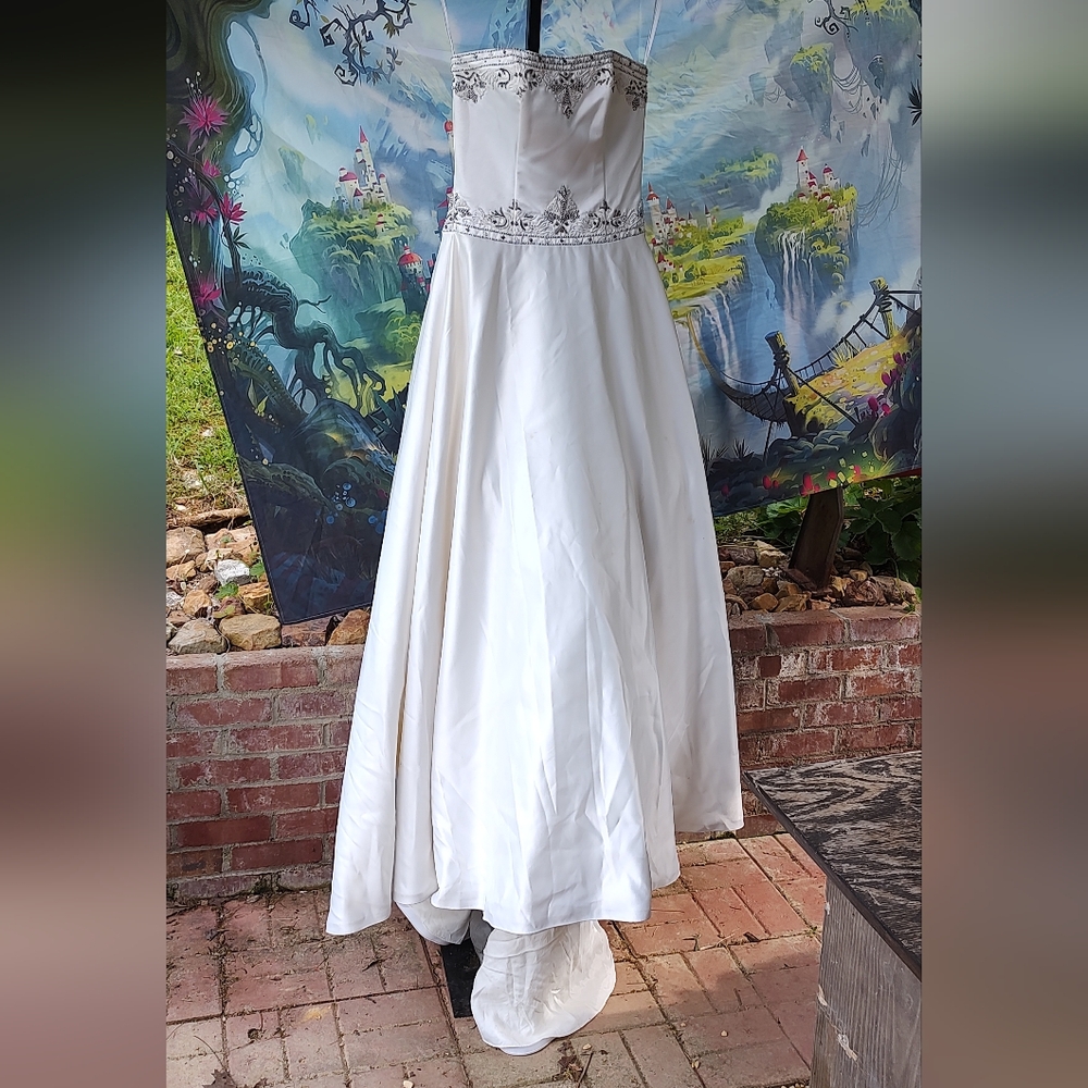Wedding Gown size 10 needs cleaned Barbra allin
